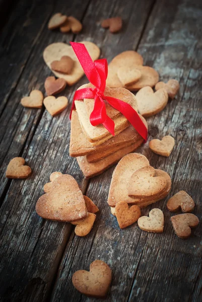 Pilha de biscoitos de gengibre na forma de coração — Fotografia de Stock