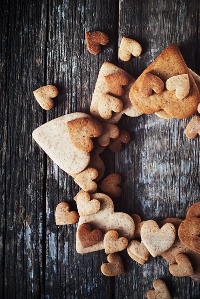 Tarjeta con galletas de jengibre en forma de corazón —  Fotos de Stock