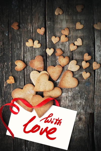Biscoitos em forma de corações para o Dia dos Namorados. Mensagem com amor — Fotografia de Stock