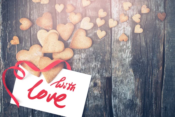 Galletas en forma de corazones para San Valentín Da y Carta Blanca —  Fotos de Stock