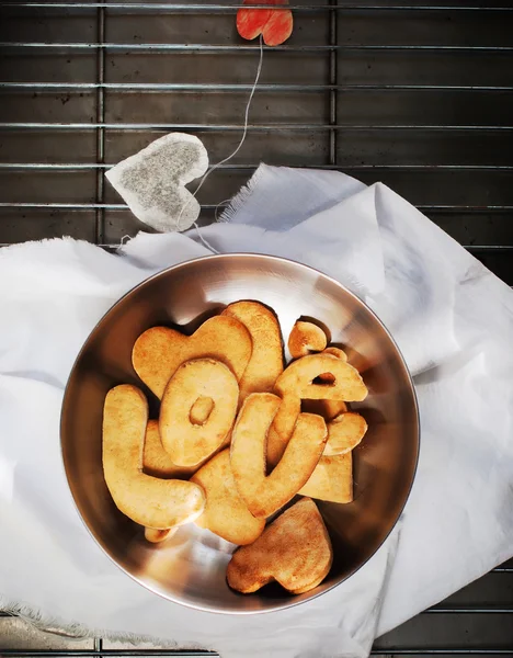 Cookies em forma de corações com saco de chá artesanal — Fotografia de Stock