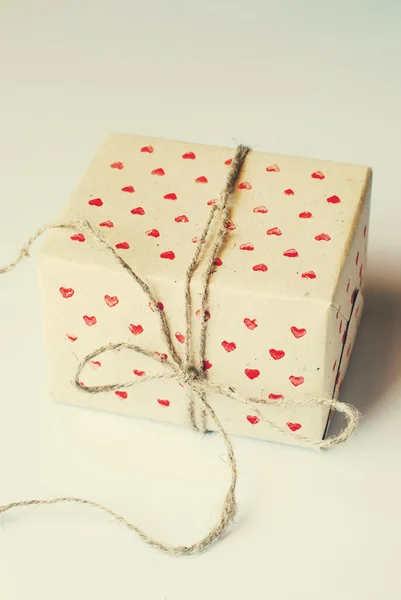 Schachtel aus handgeschöpftem Papier mit roten Herzchen — Stockfoto