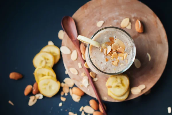 Batidos de plátano de frutas con leche, almendras, copos —  Fotos de Stock