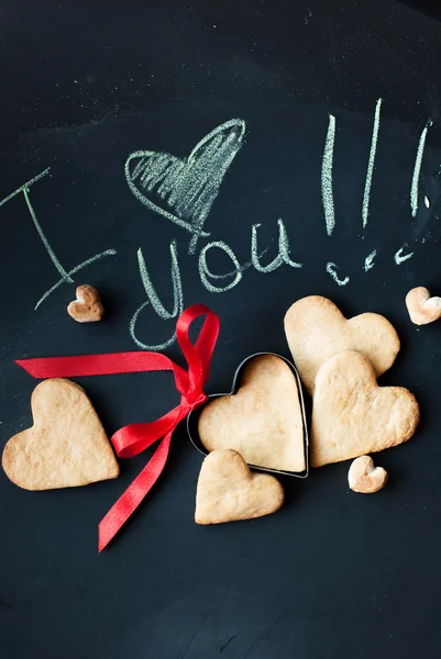 Mensagem Eu te amo e biscoitos em forma de corações — Fotografia de Stock