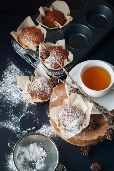 Kek muz, pudra şekeri serpin — Stok fotoğraf