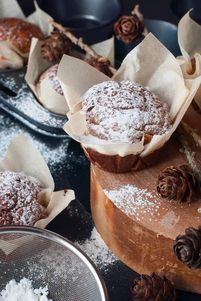 Kuchen Banane, mit Puderzucker bestreuen, auf einem schwarzen Tisch — Stockfoto