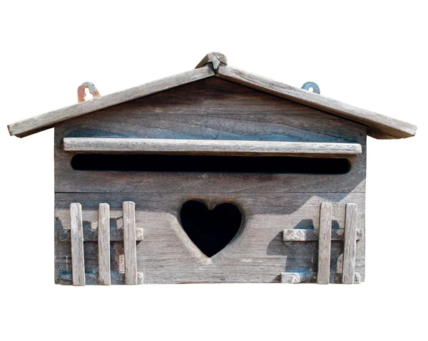 Boîte aux lettres en bois avec trou de coeur sur la clôture. isolé — Photo