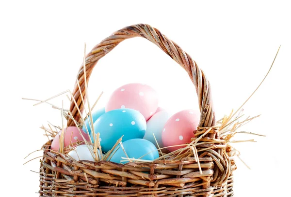 复活节彩蛋画在篮子里的粉色蓝色豌豆分离白 — 图库照片