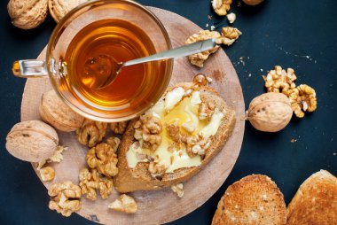 Kullanışlı tost tatlım ceviz masa üstü siyah arka plan görüntüleme