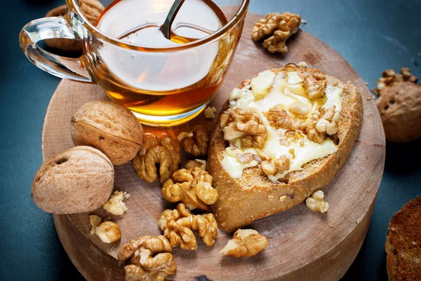 Sandwich con nueces de mantequilla Miel en tabla de cortar —  Fotos de Stock