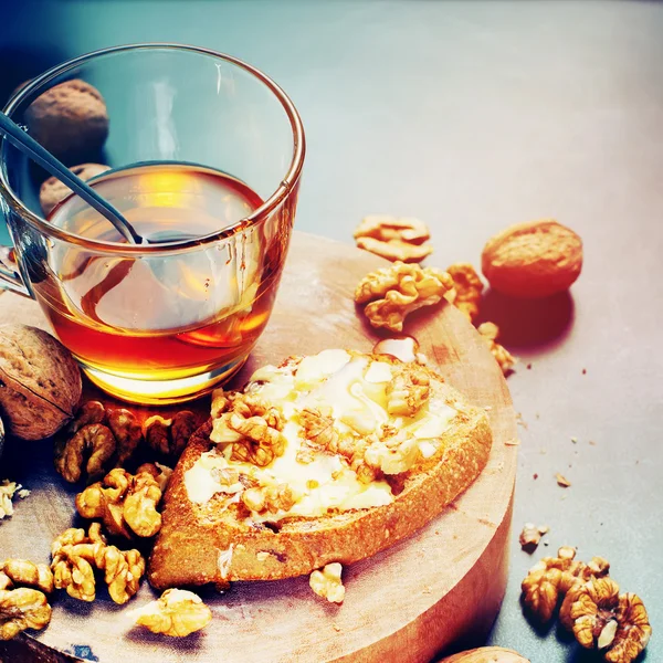 Sendvič s máslem vlašské ořechy med tónovaný obrázek — Stock fotografie