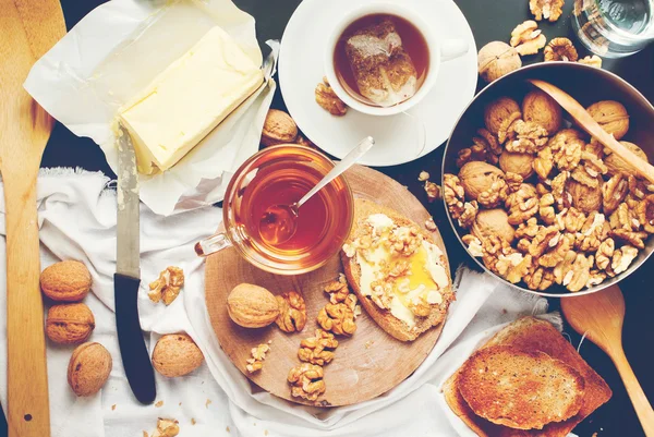 Nützliches Frühstück Tee Toast Honig Walnüsse Effekt instagram Draufsicht — Stockfoto