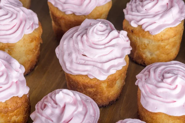 Fatti in casa bigné con crema rosa — Foto Stock