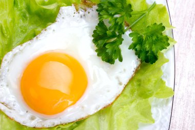sahanda yumurta, marul, maydanoz