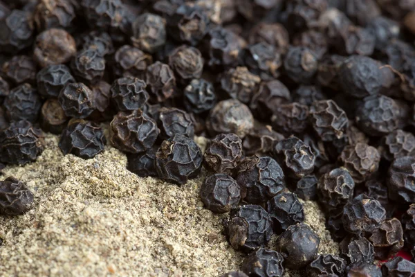 Schwarzer Pfeffer - Früchte und gemahlen — Stockfoto