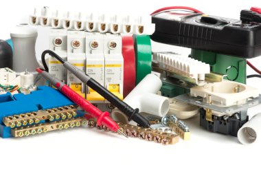 Elektrik donatımı, anahtarlar ve kelepçeler teller için