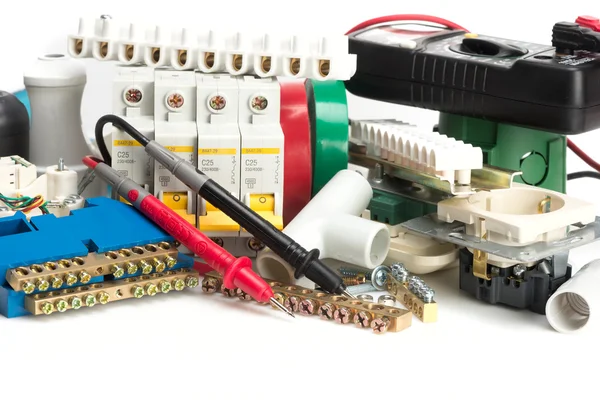 Elektrik donatımı, anahtarlar ve kelepçeler teller için