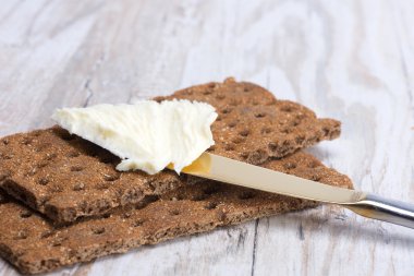 Kuru çavdar gevrek ekmek ve tereyağı