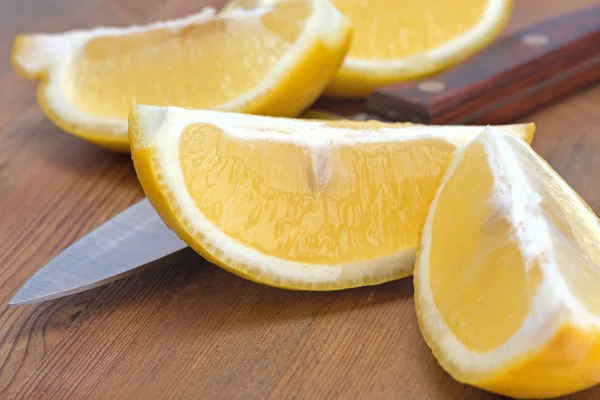 Rodajas de limón y cuchillo — Foto de Stock