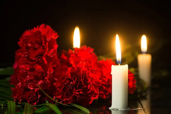 Свечи и красные цветы — стоковое фото