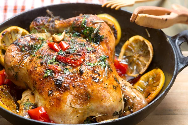 Roasted whole chicken with vegetables — Stockfoto