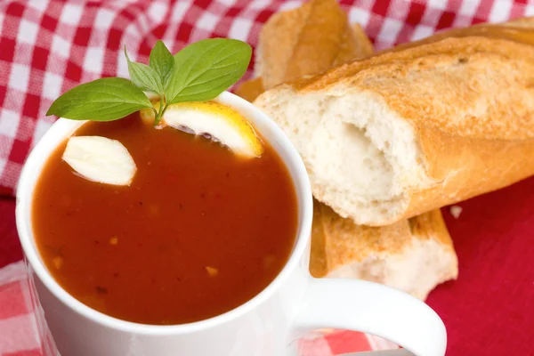 Sopa de tomate en una taza — Foto de Stock