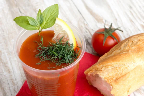 Zupa pomidorowa w zlewce z tworzywa sztucznego — Zdjęcie stockowe