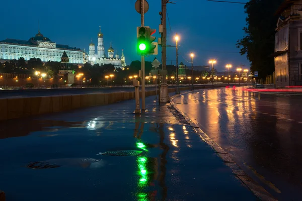 Zachodzie Sodden graniczyło naberezhnaya i widok na Kreml — Zdjęcie stockowe