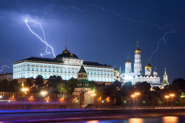 Éclair réel sur le Kremlin de Moscou — Photo