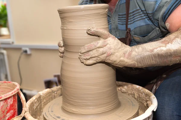 Кераміка - руки майстрів гончарства — стокове фото