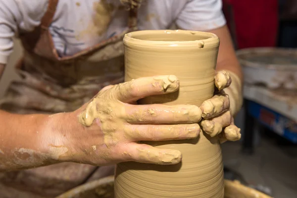Pottery - the hands of the potter masters — Stock Photo, Image
