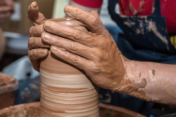 Кераміка - руки майстрів гончарства — стокове фото