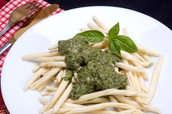 Trofie al pesto - paste italiene cu sos pesto — Fotografie, imagine de stoc