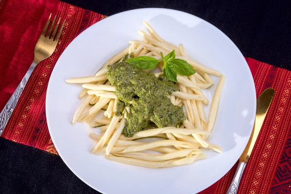 Trofie al pesto - Pasta italiana con salsa de pesto — Foto de Stock
