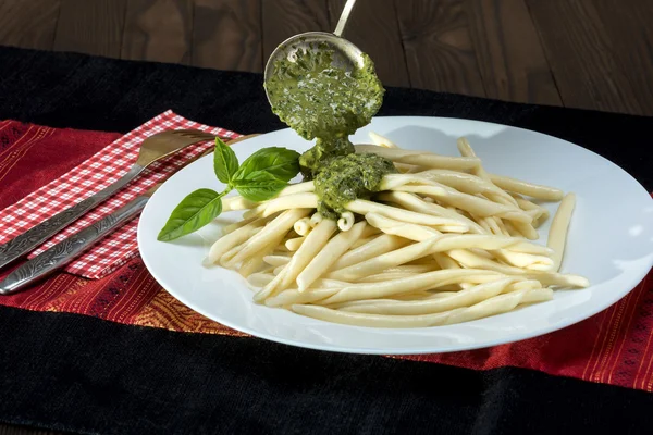 Trofie al pesto - paste italiene cu sos pesto — Fotografie, imagine de stoc