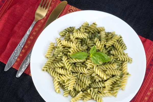 Paste Fusili cu sos Pesto — Fotografie, imagine de stoc