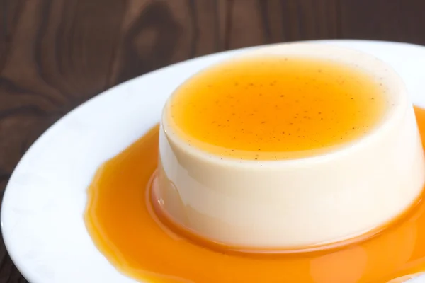 Panna cotta - İtalyan tatlı karamel sos ile