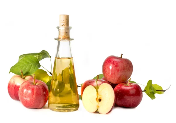 Ocet jabłkowy w szklane naczynie i czerwone jabłka — Zdjęcie stockowe