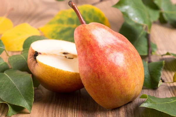 Pear cut into two halves — Stock Photo, Image