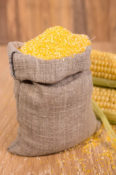 Corn grits and cobs — Stock Photo, Image