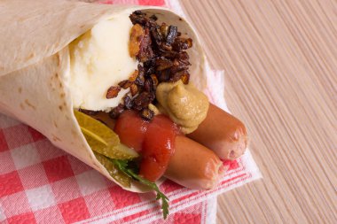 sosis ve püre bir koni düz ekmek