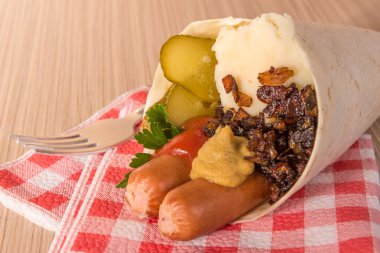 sosis ve püre bir koni düz ekmek