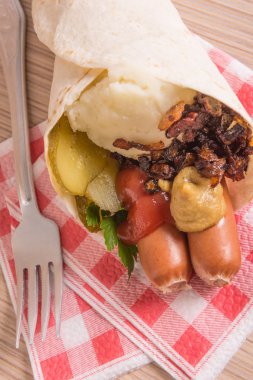 sosis ve püre bir koni düz ekmek