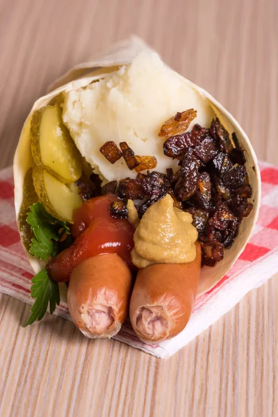 sosis ve püre bir koni düz ekmek