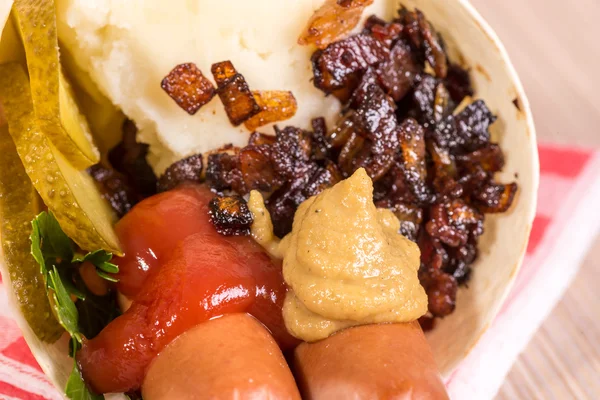 sosis ve püre bir koni düz ekmek