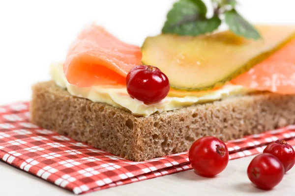 Roggenbrot mit Butter, Lachs und eingelegter Gurke — Stockfoto