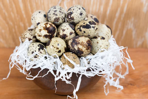 Uova di quaglia in una ciotola di legno — Foto Stock
