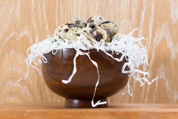 Quail eggs lying in a wooden bowl — Stock Photo, Image