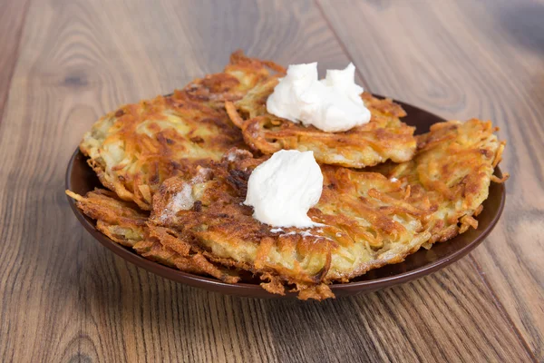 Aardappelpannenkoeken met zure room — Stockfoto