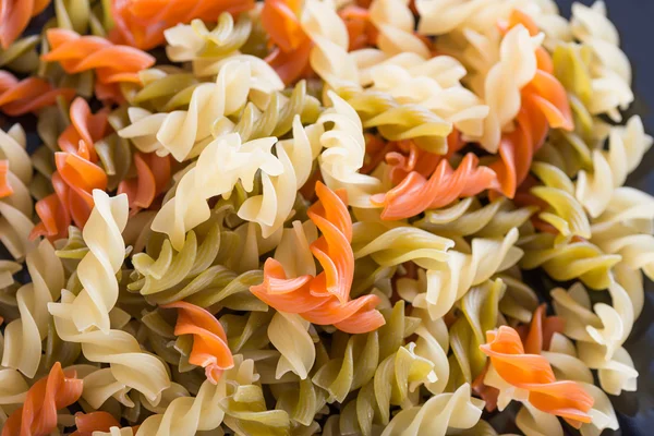 Italiaanse pasta kleur - fusilli — Stockfoto